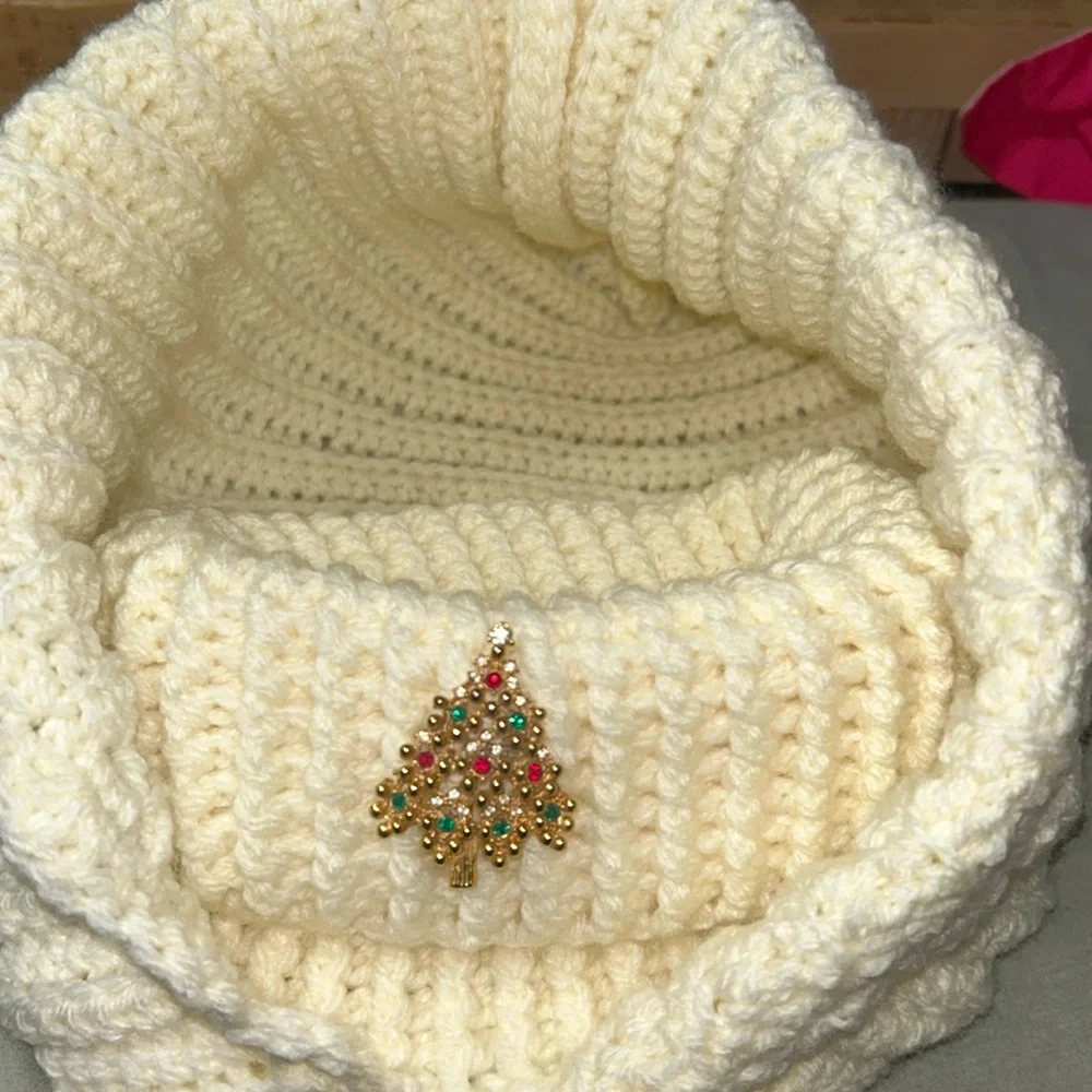 Hooded SCARFw X mas Brooch